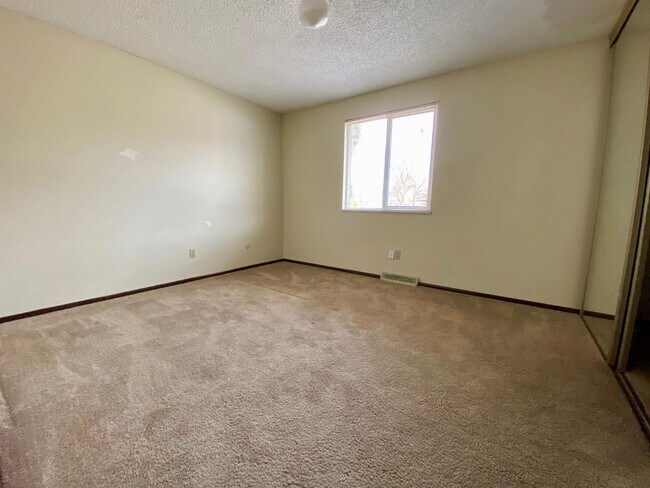 Building Photo - 10860 Utica Ct