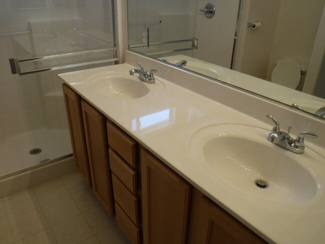 Building Photo - 3 BEDROOM HOME IN GATED COMMUNITY WITH COM...