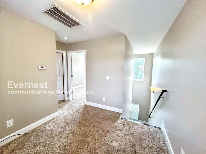 Building Photo - 744 Westcott Ln