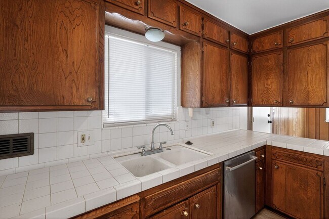 Building Photo - 4115 N Briarwood Ave