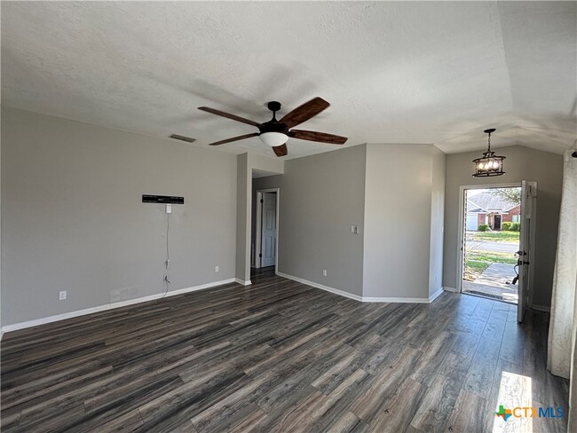 Building Photo - 114 Palomino Ln