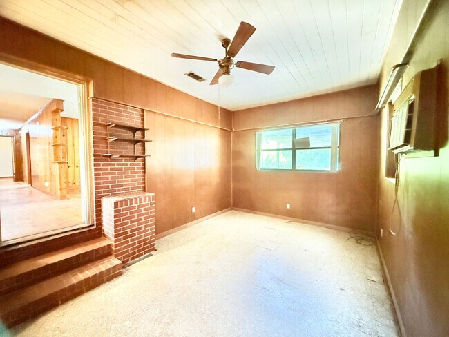 Building Photo - Charming All Brick Home - Spacious Backyard