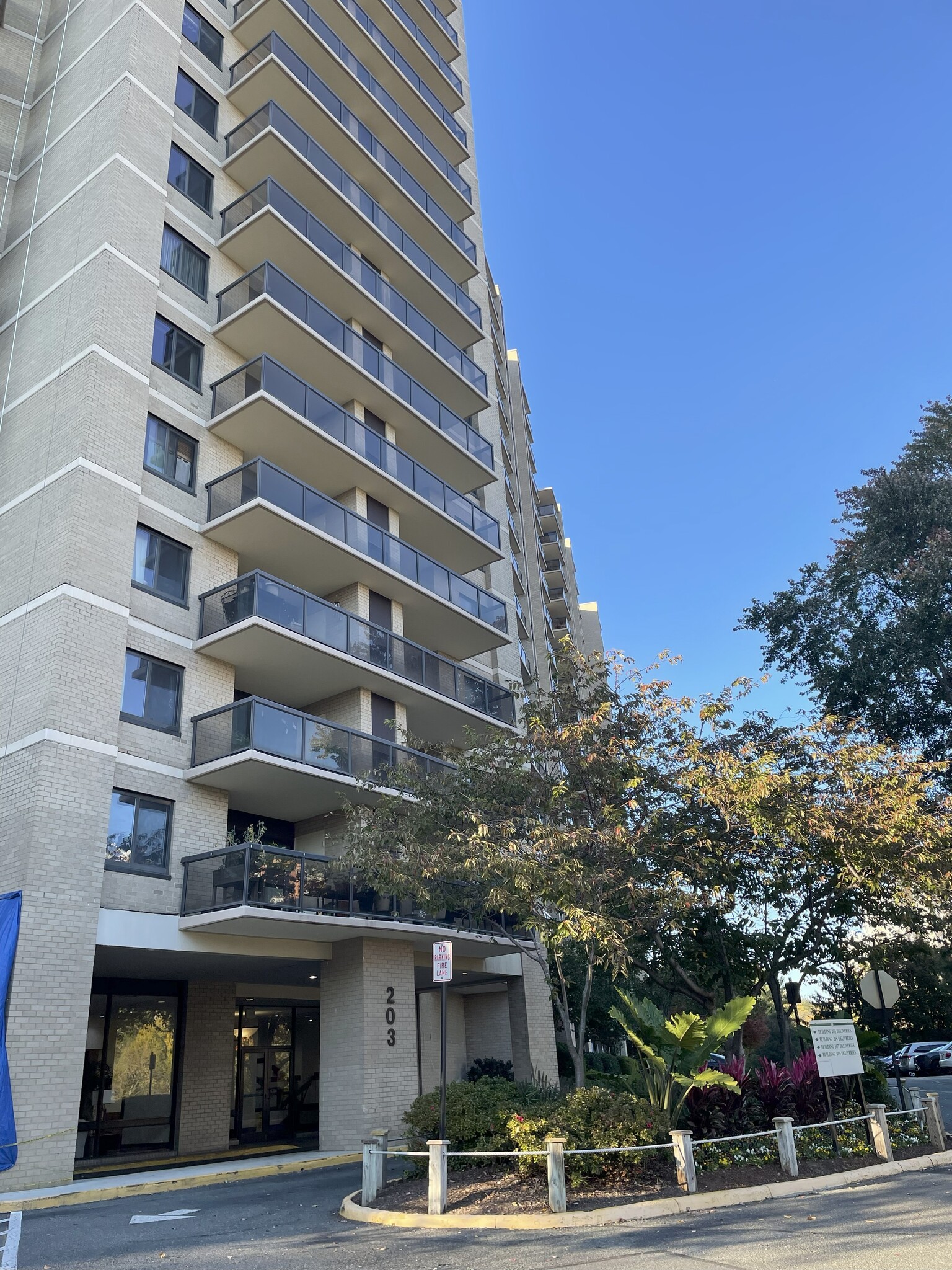 Building - 203 Yoakum Pky