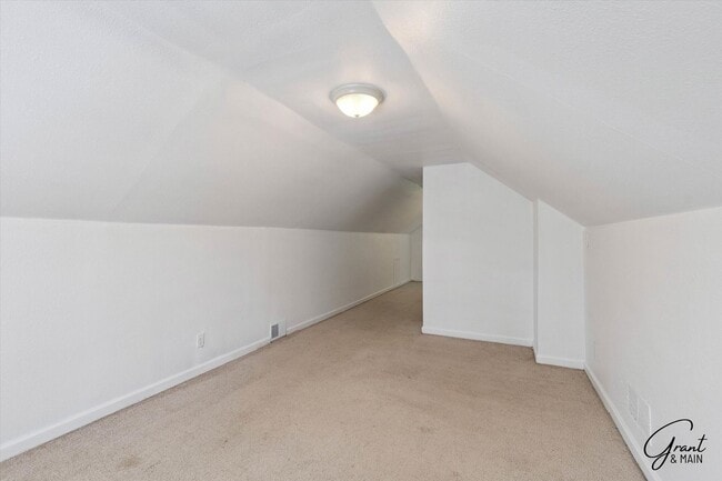 Building Photo - $1350 3 bedroom bungalow Eastpointe