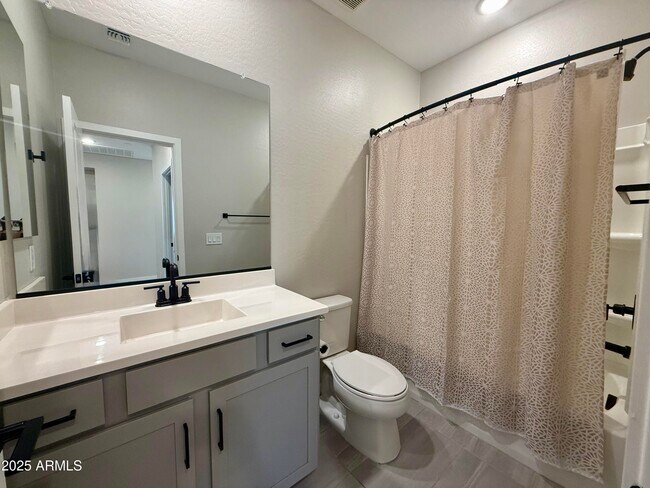Building Photo - 734 E Doral Ave