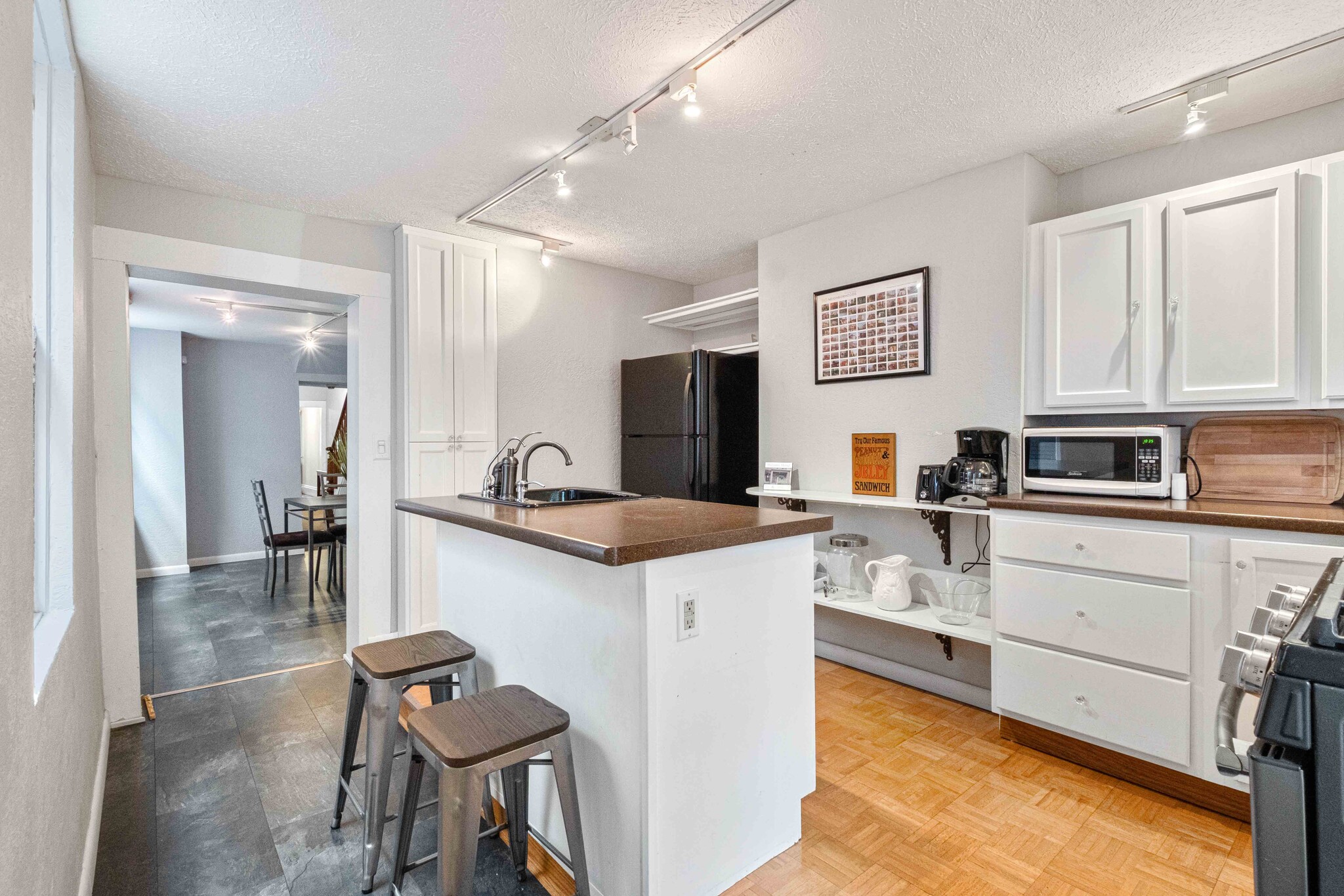 Building Photo - 218 W North Ave