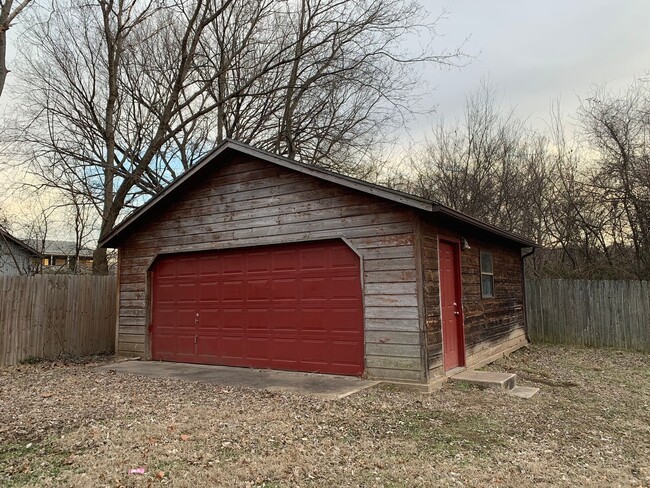 Building Photo - This rustic 2 bedroom cabin is 2.5 miles f...