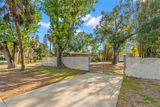 Building Photo - 320 Lake Maggiore Blvd S
