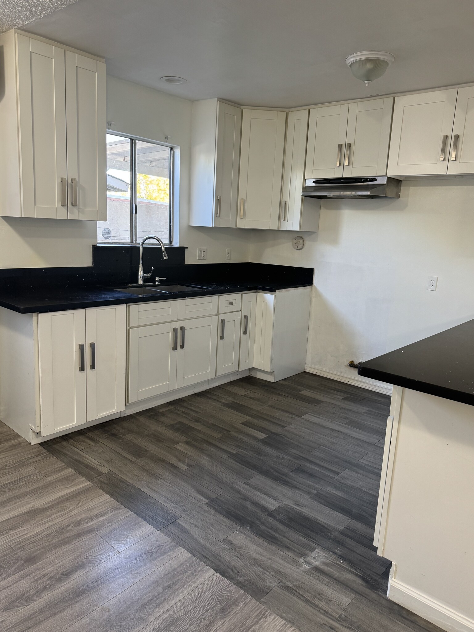 Building Photo - 8420 Rincon Ave