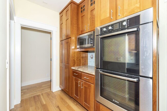 Building Photo - Lovingly Maintained 5 Bed, 3.5 Bath Execut...