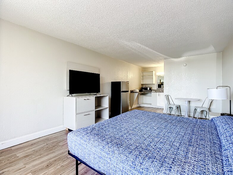 Building Photo - 4645 N Socrum Loop Rd