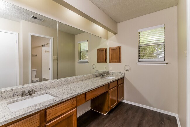 Building Photo - 7307 Park W Dr