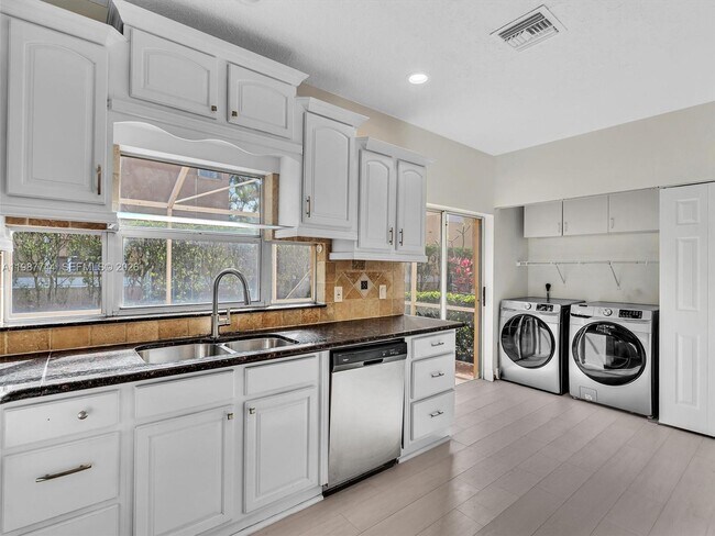 Building Photo - 11407 Lakeview Dr