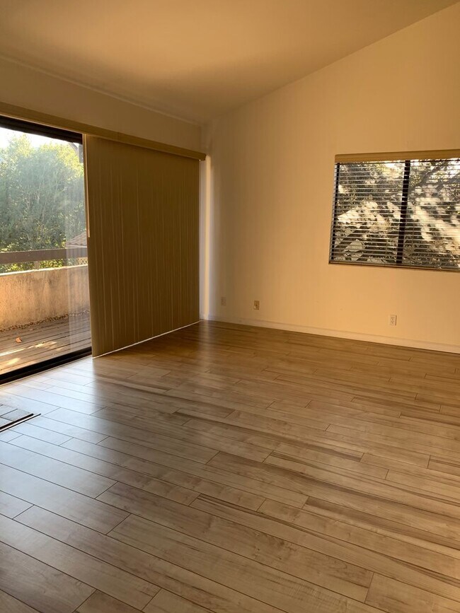 Building Photo - Two-bedroom Tri-Level Condo