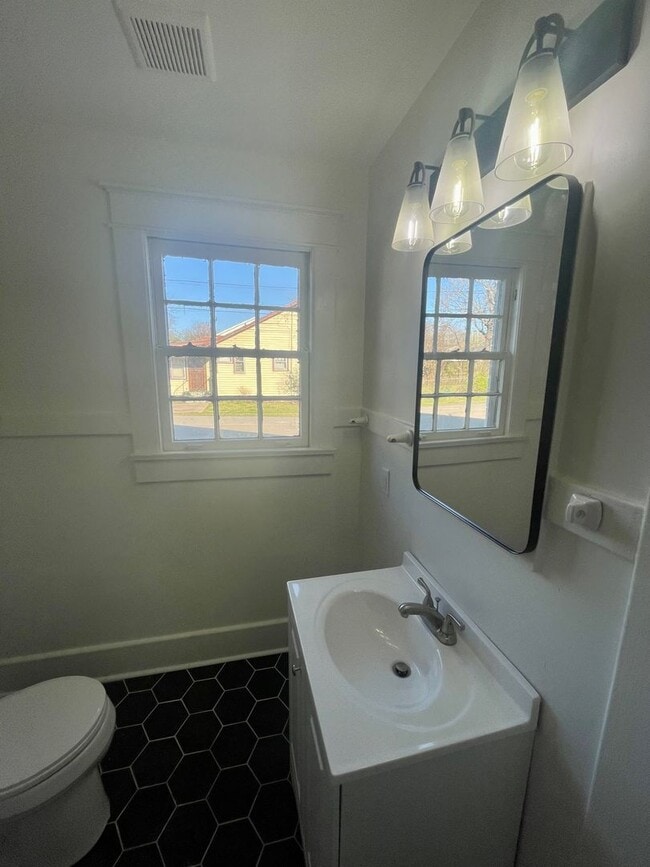 Building Photo - Charming 5 Bed, 3 Bath Home in the Heart o...