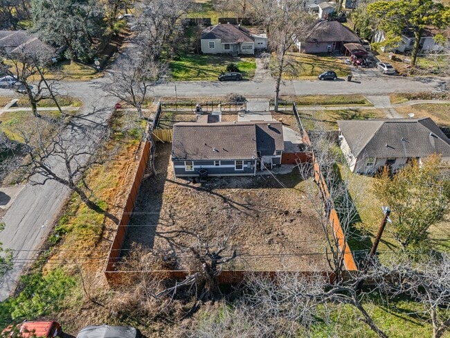 Building Photo - 6911 Sherwood Dr