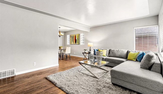 Building Photo - Furnished 3 bedroom 1 bathroom apartment