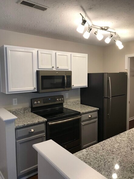 Kitchen - 636 Friars Ln