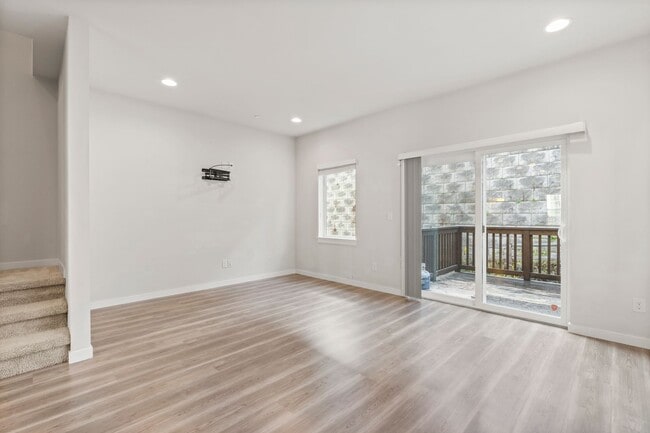 Building Photo - Newer 4 bed, 3.5 bath Townhome In Lynnwood...