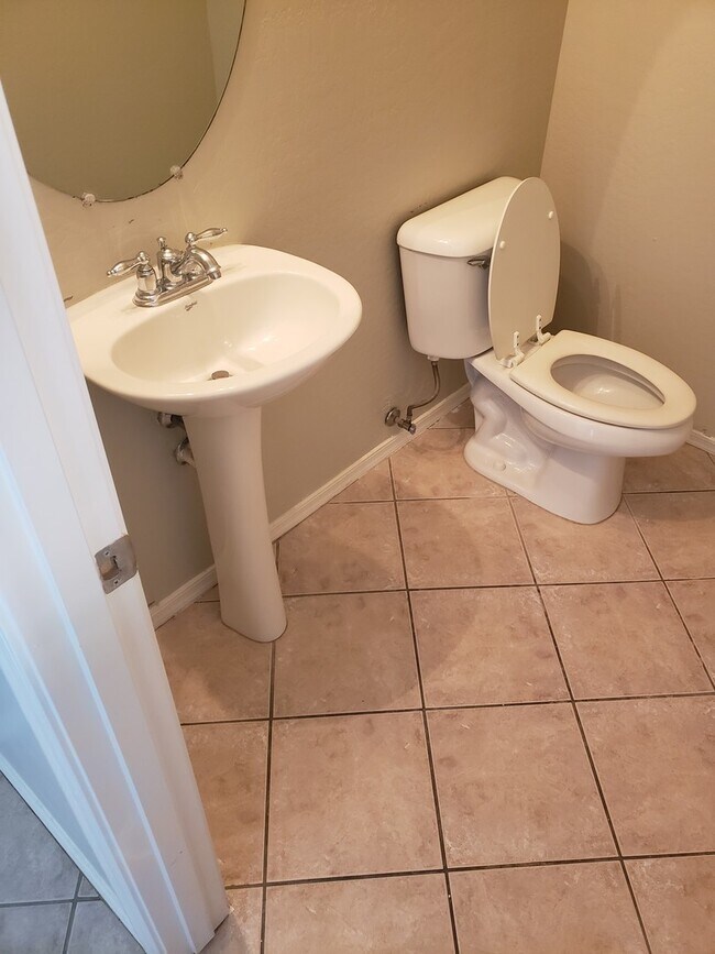 Building Photo - 4 Bedroom - 2.5 Bath - 2310 Sq Ft
