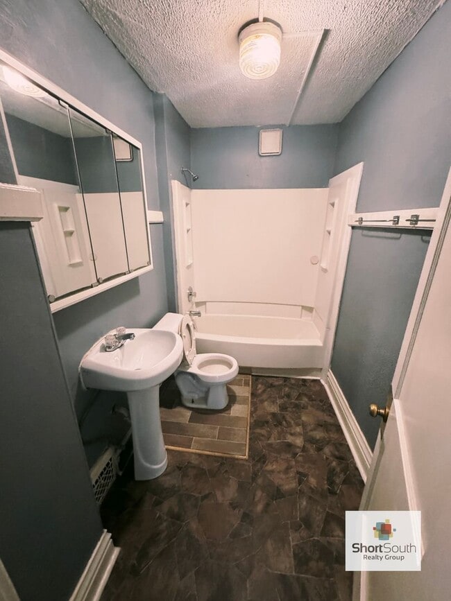 Building Photo - 121 Island Ave