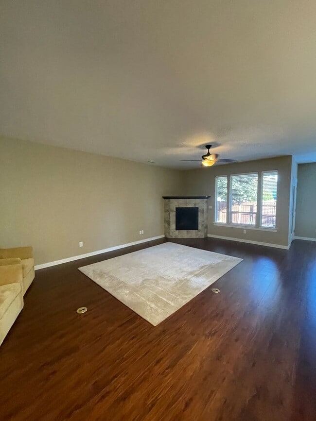 Building Photo - Beautiful Home with lots of upgrades
