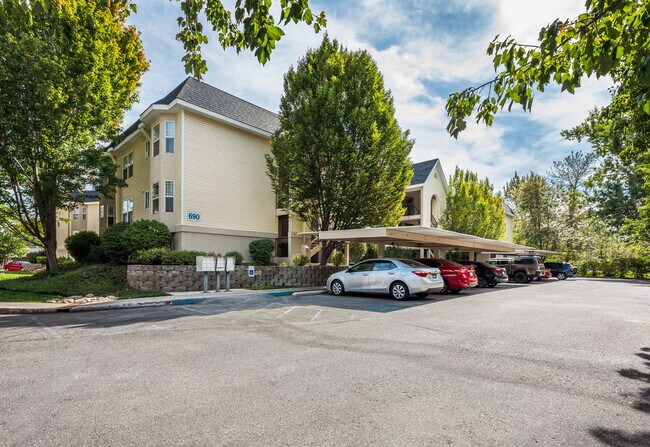 Building Photo - 690 Clearwater Ln