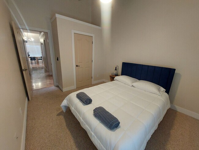 Building Photo - 4 BEDROOM 2 BATHROOM HOME 3 CAR GARAGE HOM...