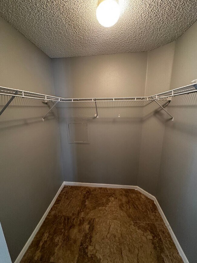 Building Photo - 3-Bedroom Ocala Home, Fenced Yard & Sunroom