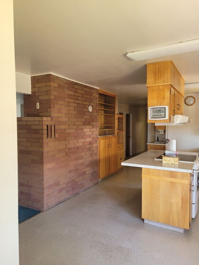 Building Photo - Large 3 Bedroom, 2 Bath Home
