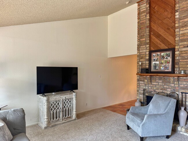 Building Photo - 2 Bed 2 Bath HOA Property