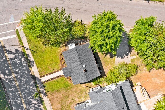 Building Photo - Beautiful 2 bedroom, 1 bath home near Downtown Durham, High-end Finishes and fenced-in backyard!