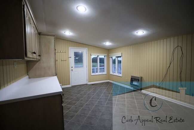 Building Photo - Westside Schools - 3 bed/ 2 bath 2,300 sq.ft.., den/family room, deck in the country on a paved r...