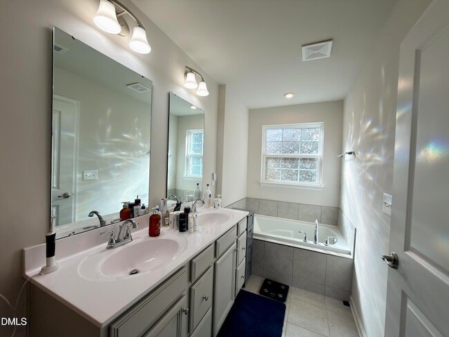 Building Photo - 1110 Romeria Dr