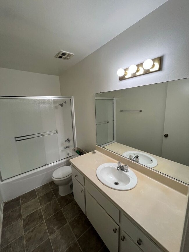 Building Photo - Beautiful 4 Bd Townhouse