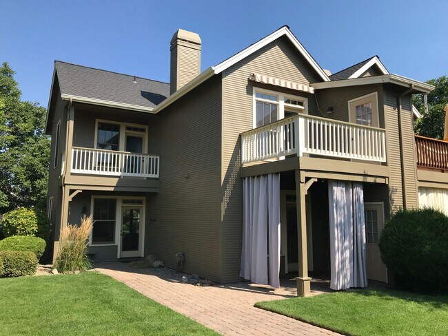 Building Photo - Beautiful Condo in Sisters w/community poo...