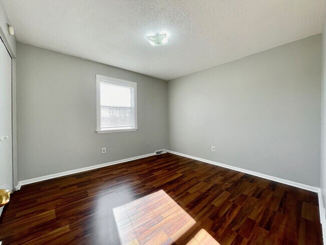 Building Photo - 3910-3912 Camelot Dr SE