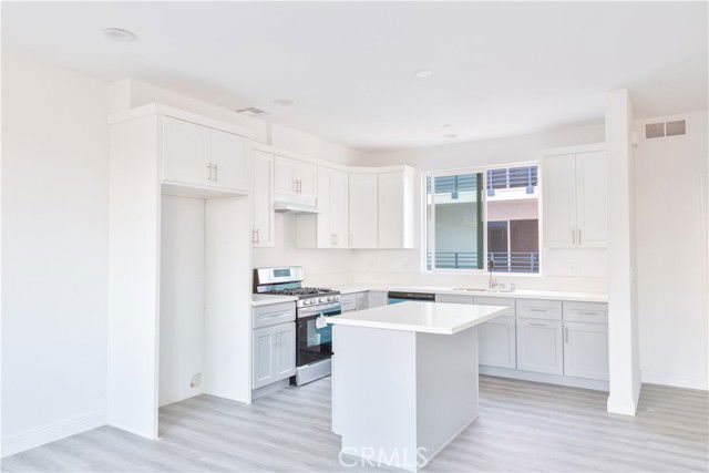 Building Photo - 14622 Vanowen St