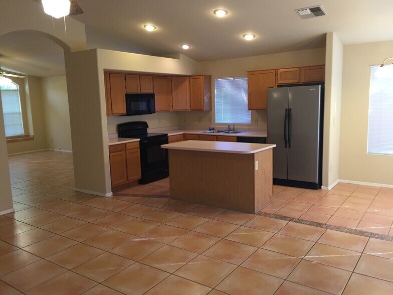 Building Photo - 741 W Hackamore St