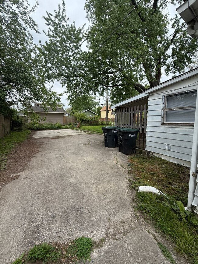 Building Photo - 2 Bed 1 Bath - Off Street Parking/Washer Dryer Hook Up!