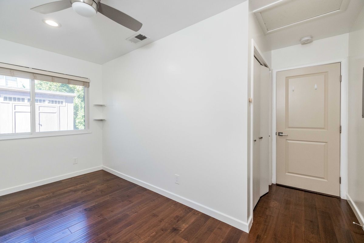 Building Photo - 861 Hollenbeck Ave