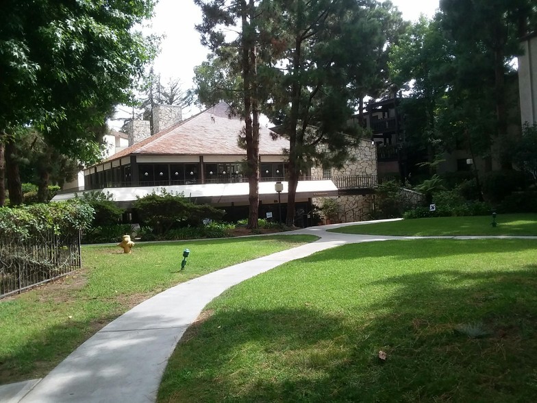 Cross Creek Village - 7765 W 91st St