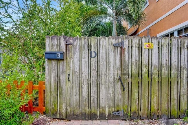 Building Photo - 624 NE 29th Dr