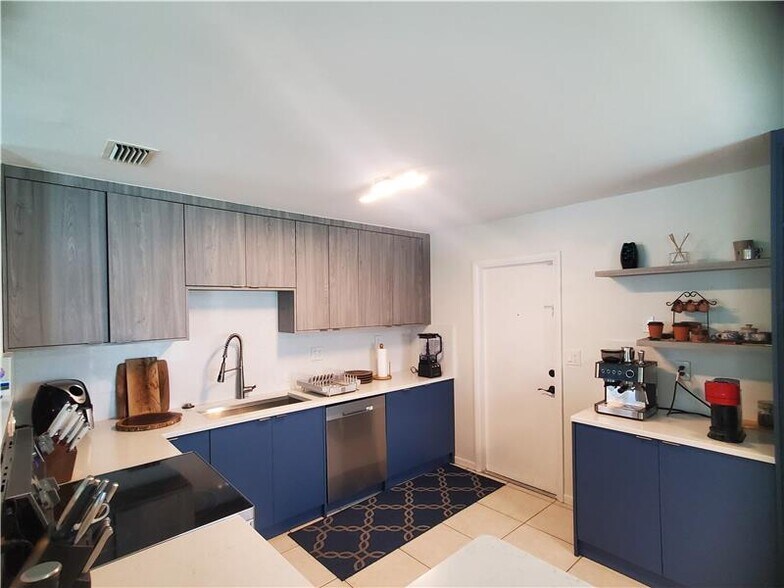 Building Photo - 558 SE 27th Terrace