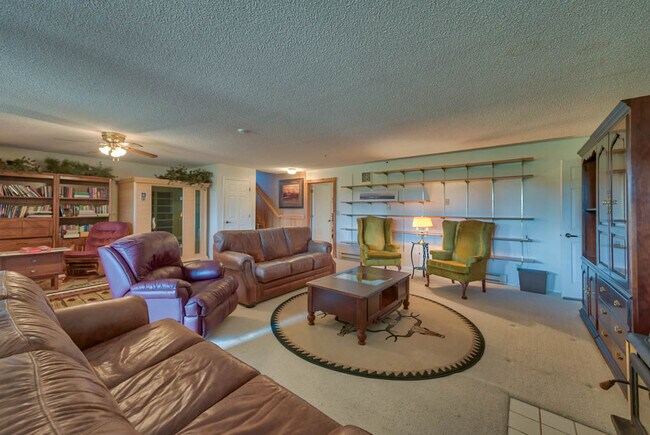 Building Photo - 9 Juniper Ln