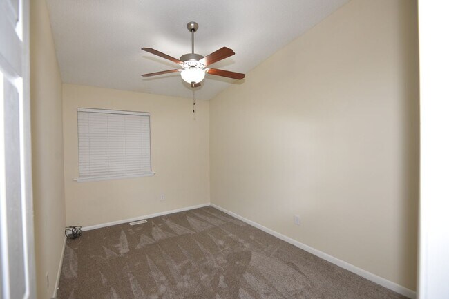 Building Photo - Updated Townhome in Larkspur Meadows