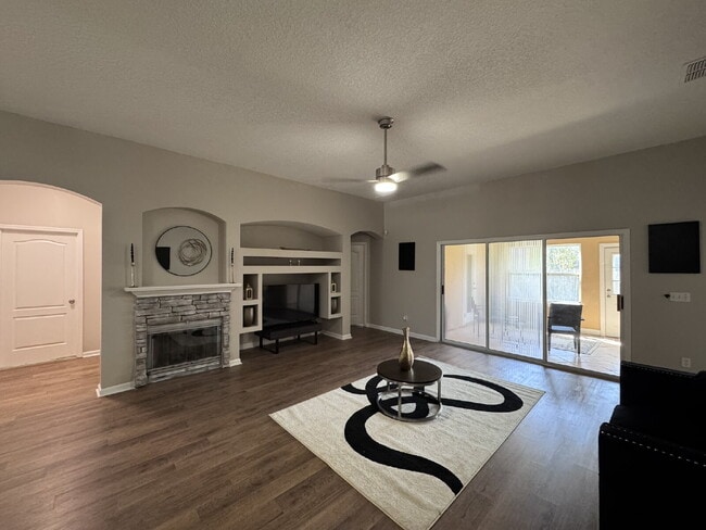 Building Photo - Large Renovated Home in Oakleaf Plantation