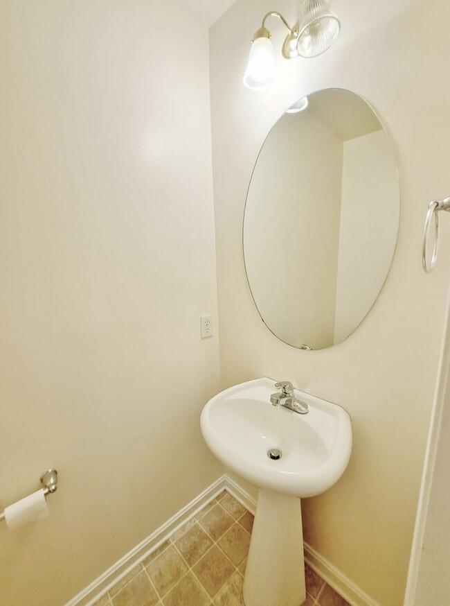Building Photo - 2 Bed / 1-1/2 Bath Townhome