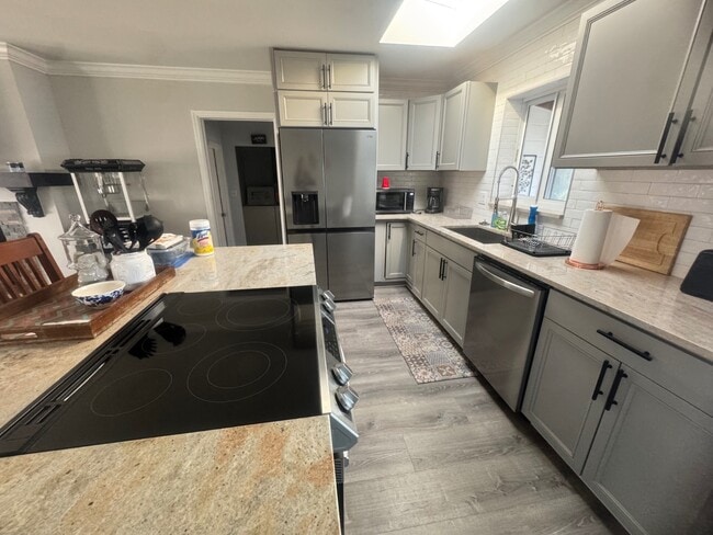 Building Photo - 734 Memorial Dr