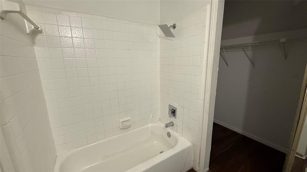 Building Photo - 9839 Walnut St